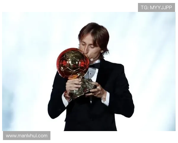 魔笛足球明星海报图展现传奇球员魅力与激情的完美结合 魔笛足球明星海报图展现传奇球员魅力与激情的完美结合